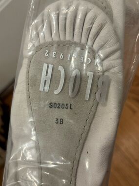 New Bloch White Leather Ballet Flat (Visible Logo) size 3